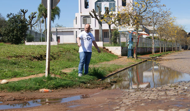 Alagamentos em frente ao terminal de ônibus do Quinta causam transtornos