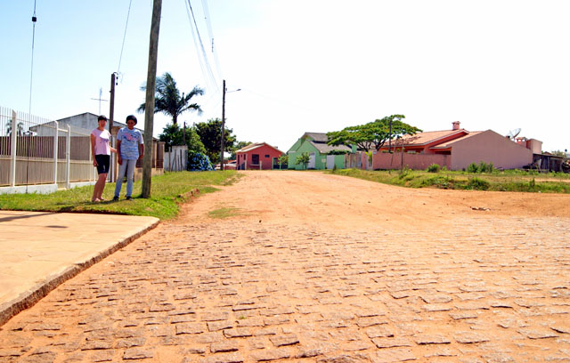 Moradores do Bairro Vila Verde apelam ao vereador Valdocir para pedir calçamento