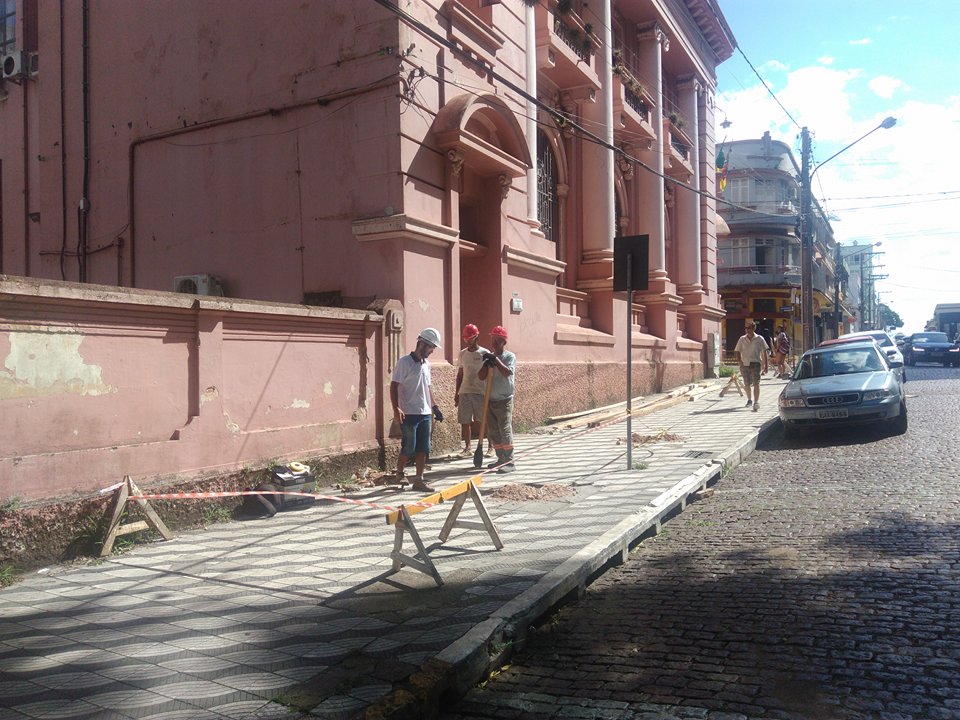 Câmara dá início às intervenções para garantir segurança no entorno do Palácio João Neves da Fontoura.