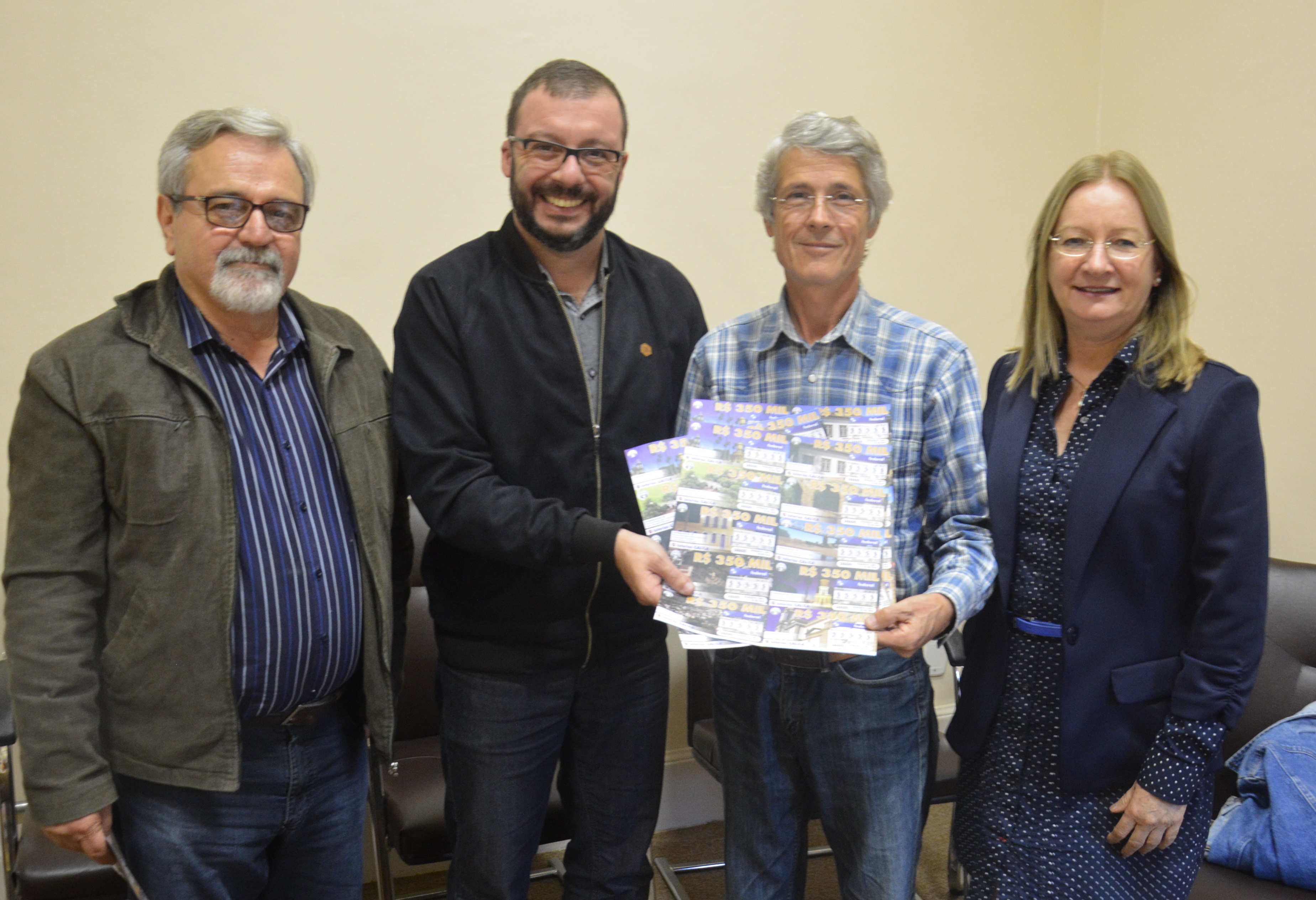 Presidente da Câmara recebe autor das fotografias de Cachoeira em bilhetes da Loteria.