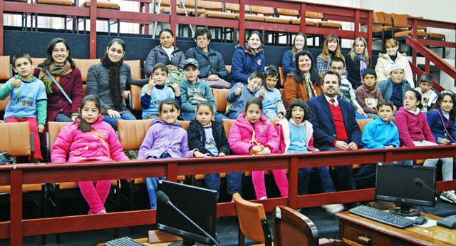 Alunos da Escola Honorato realizam atividade no plenário da Câmara.