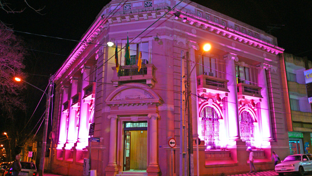 Prédio da Câmara com iluminação especial no mês de outubro em alusão ao Imama