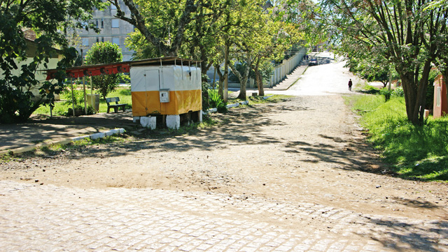 Trecho de uma quadra ao lado da Praça das Nações aguarda há décadas por calçamento.