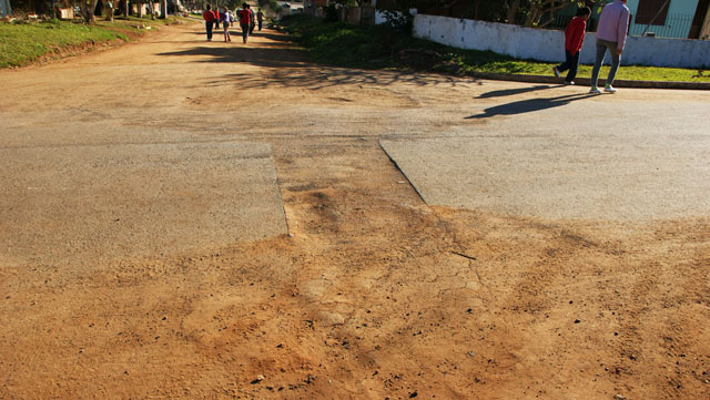 Vereador cobra recomposição do asfalto retirado pela Corsan na Rua Eduardo Dickluber.