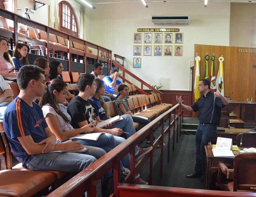 Estudantes participam de aula preparatória para o “Câmara Estudantil”.